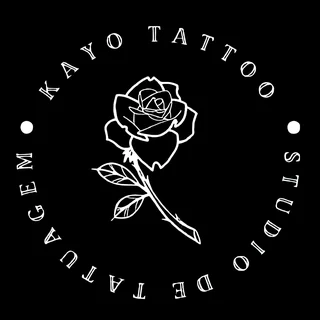 Logo Kayo Tattoo, studio de tatuagem: uma rosa em traço fino